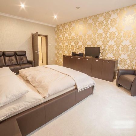 Spacious Apartment In City Center Братислава Екстер'єр фото