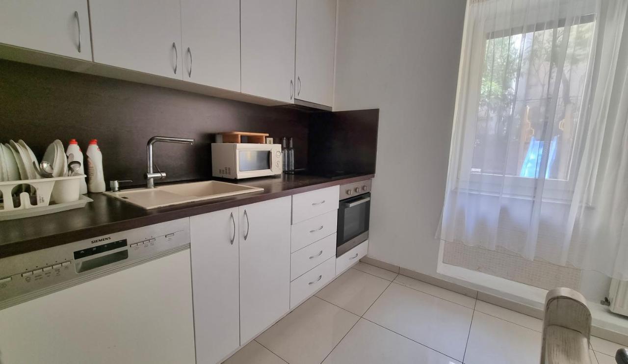 Spacious Apartment In City Center Братислава Екстер'єр фото