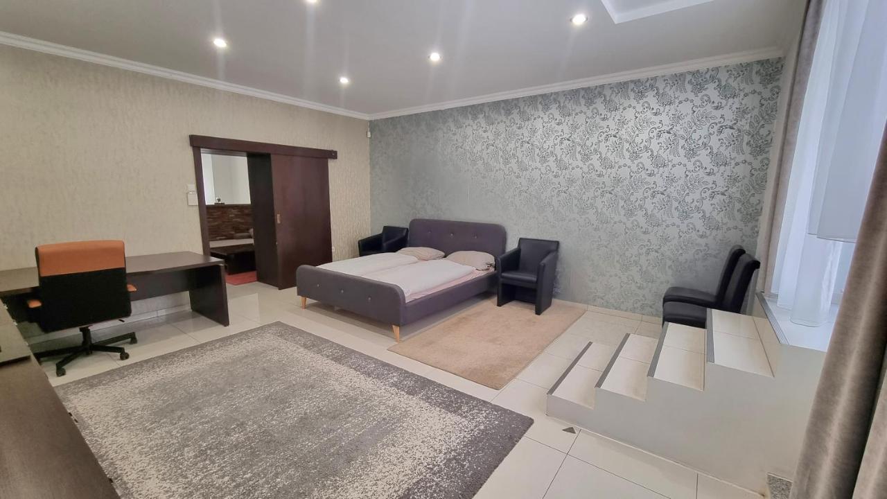 Spacious Apartment In City Center Братислава Екстер'єр фото