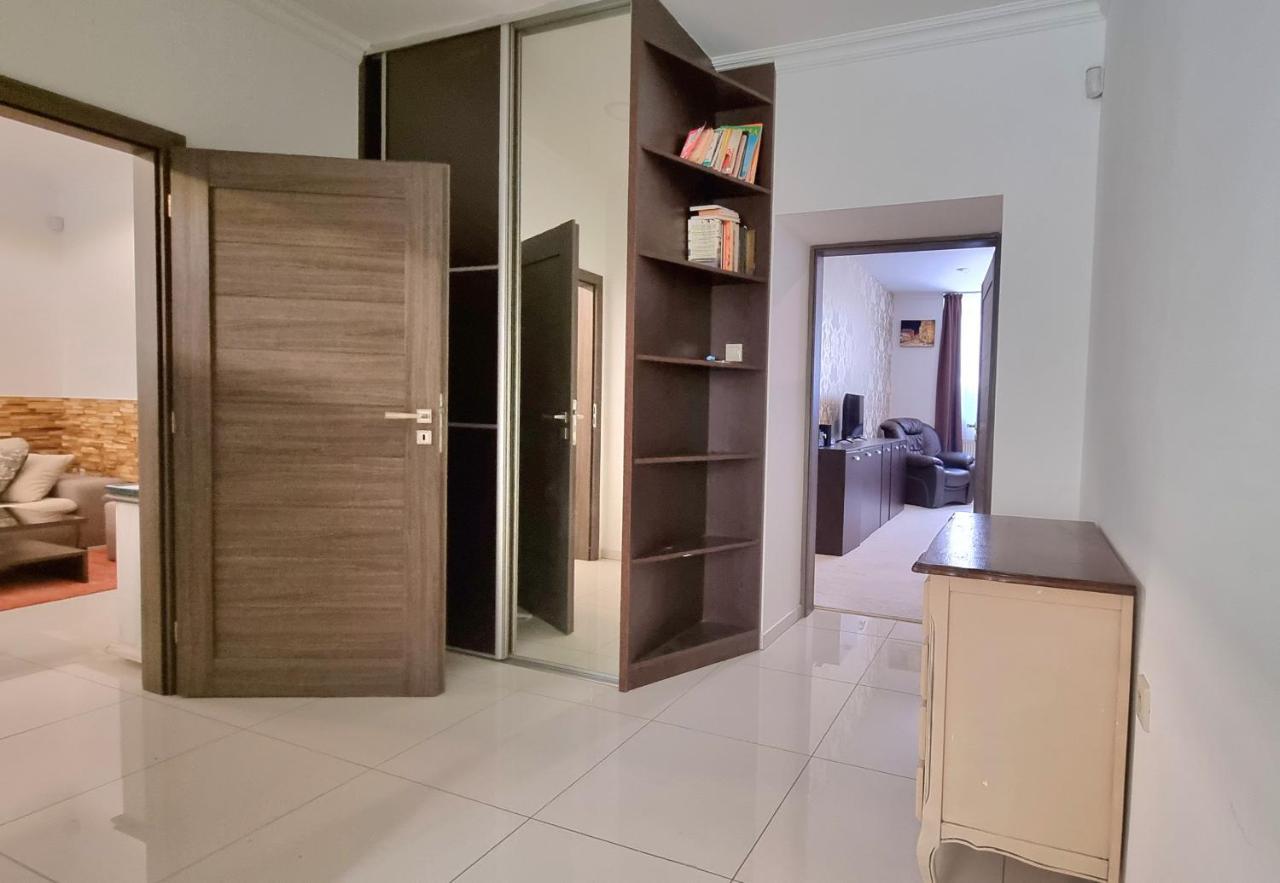 Spacious Apartment In City Center Братислава Екстер'єр фото