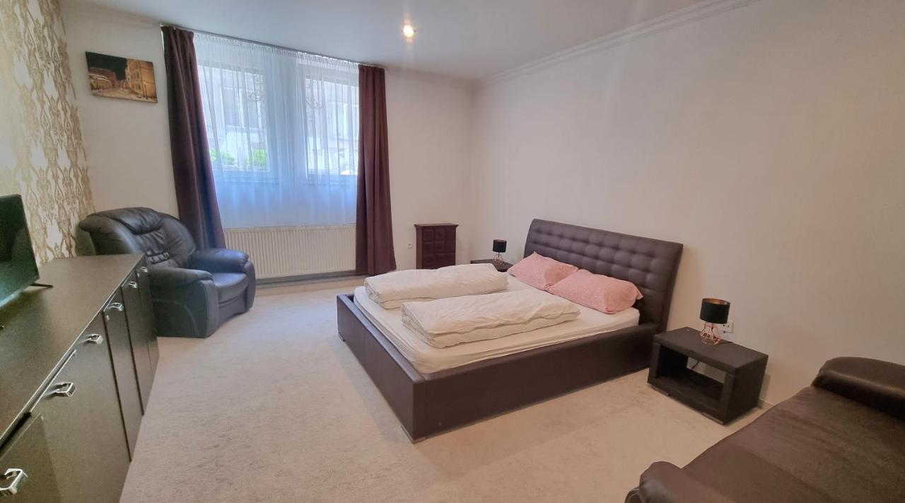 Spacious Apartment In City Center Братислава Екстер'єр фото