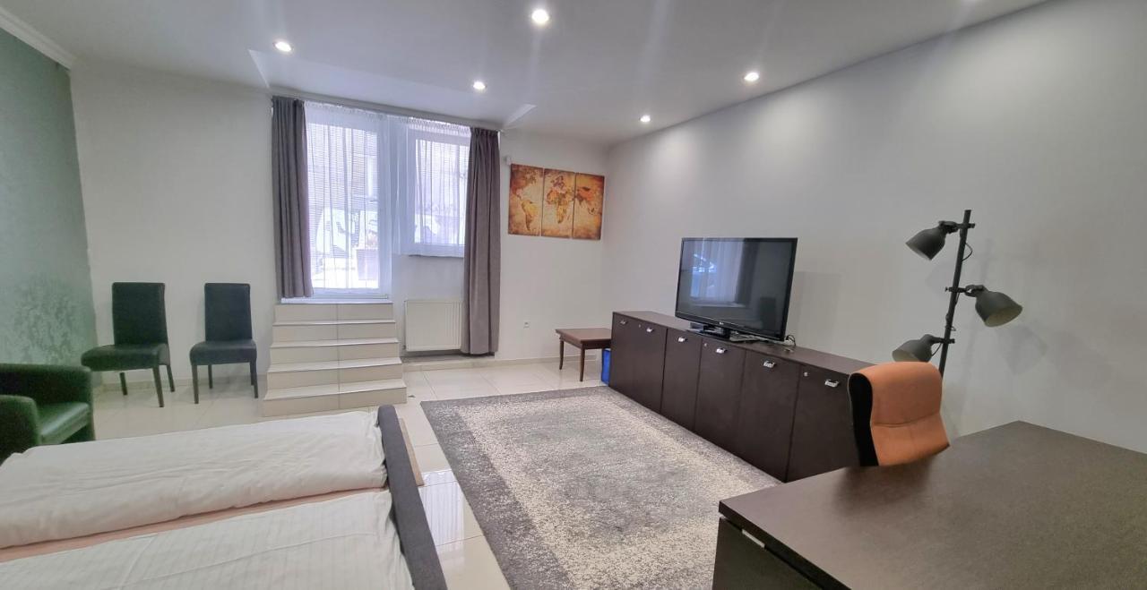 Spacious Apartment In City Center Братислава Екстер'єр фото