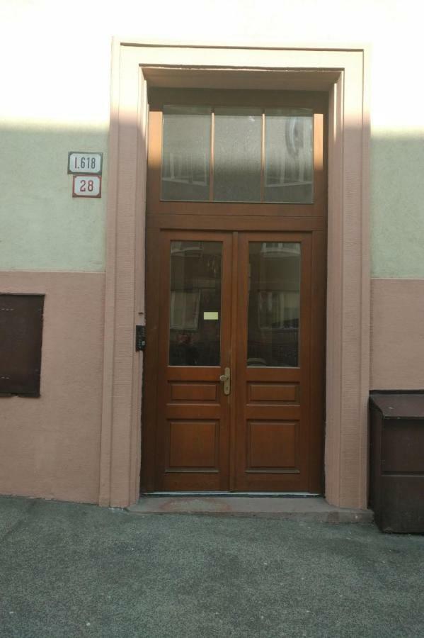 Spacious Apartment In City Center Братислава Екстер'єр фото