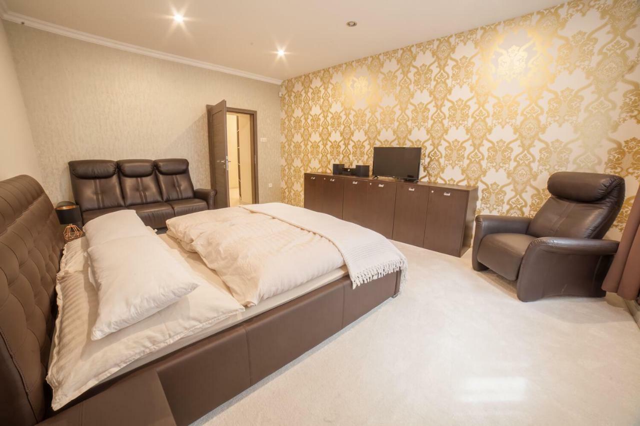 Spacious Apartment In City Center Братислава Екстер'єр фото